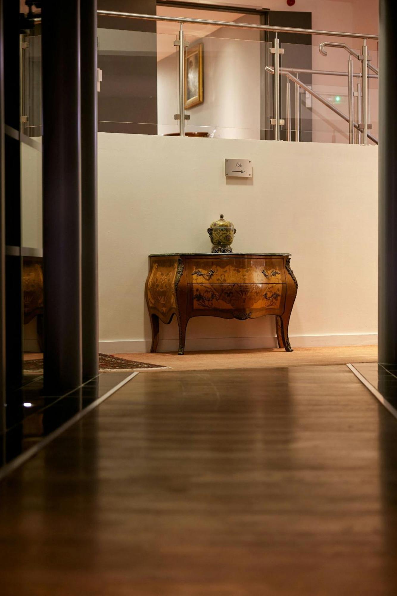 L'Hermitage Gantois, Autograph Collection Lille Exteriér fotografie A console table