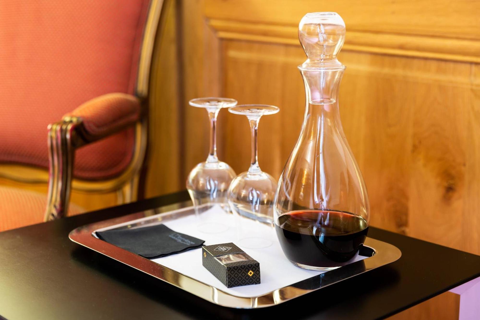 L'Hermitage Gantois, Autograph Collection Lille Exteriér fotografie A decanter of wine